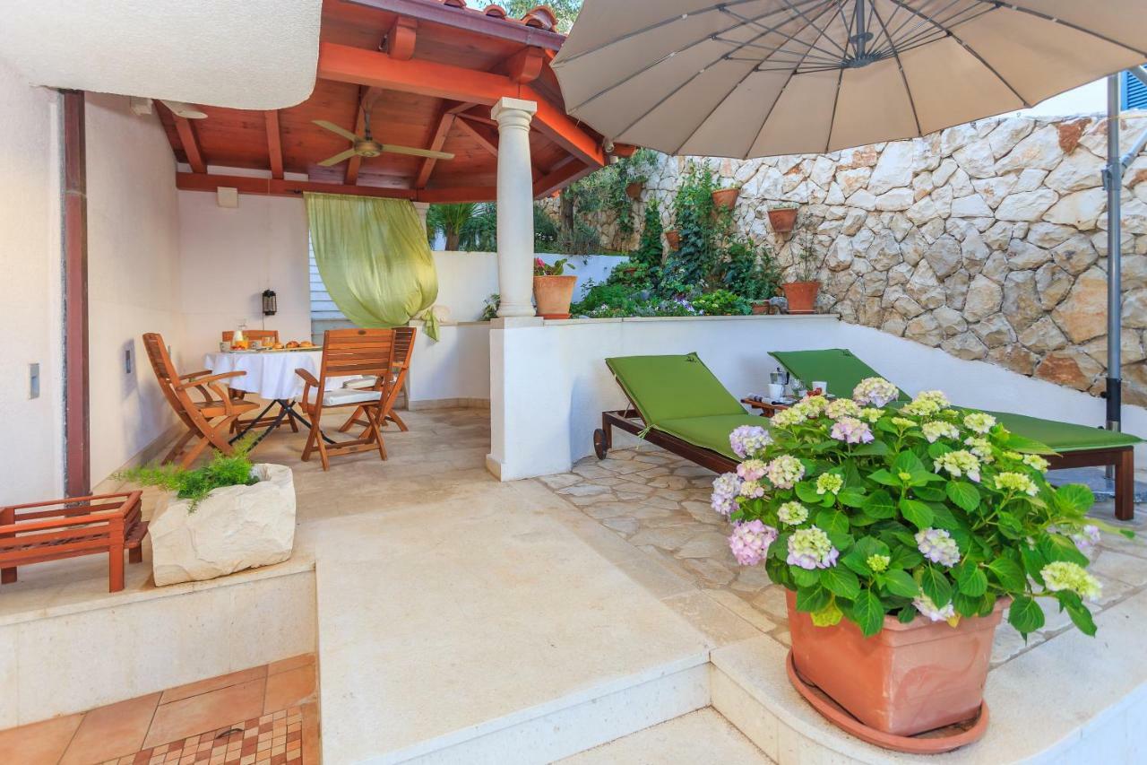 Holiday Home Lola, Sea On A Palm! Heated Pool 트로기르 객실 사진